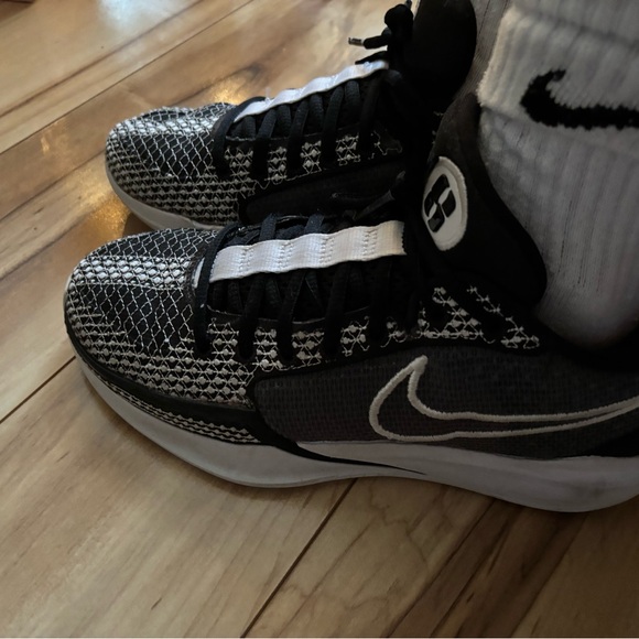 Nike Black and White Women's Sneakers - Picture 8 of 9